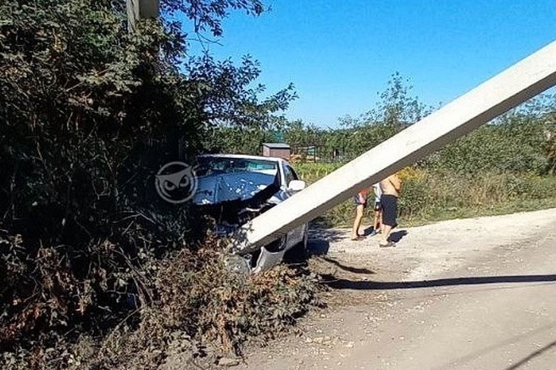 Под Пензой водитель автомобиля врезался в бетонный столб и убежал