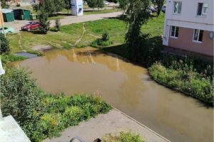 По пензенской улице больше недели льется «канализационная» река