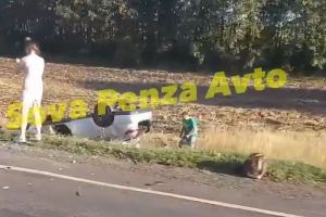 Опубликовано видео с перевернувшейся машиной на трассе в Пензенской области