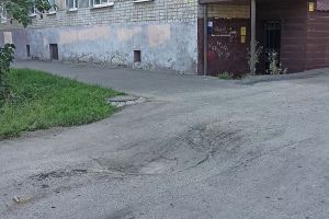Пензенские водители указали на коварную яму около поликлиники