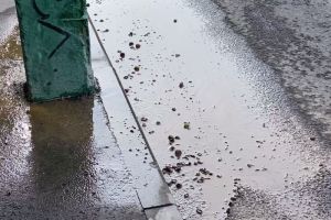 На улице Лермонтова в Пензе из-под асфальта льется вода