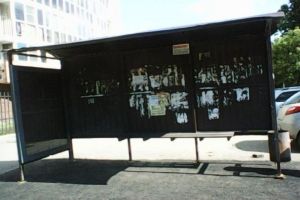 Пензячка пожаловалась на «обшарпанный» остановочный павильон