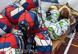 В Сурске юным спортсменам подарили мячи и хоккейную форму