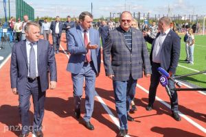 Олег Мельниченко оценил «умную» спортивную площадку в пензенской Заре