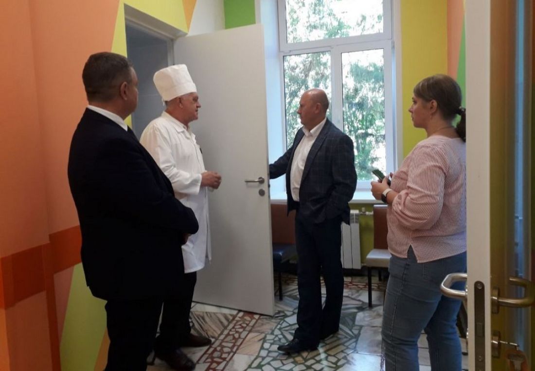 Космачев проверил, как ведется ремонт в главном корпусе сердобской больницы