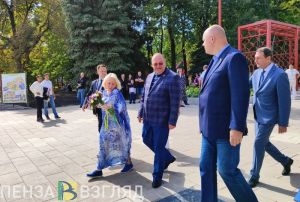 Олег Мельниченко посетил обновленную часть парка Белинского