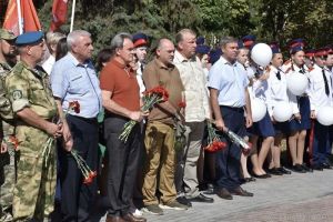 В сквере у Афганских ворот в Пензе горожане почтили память жертв бесланской трагедии