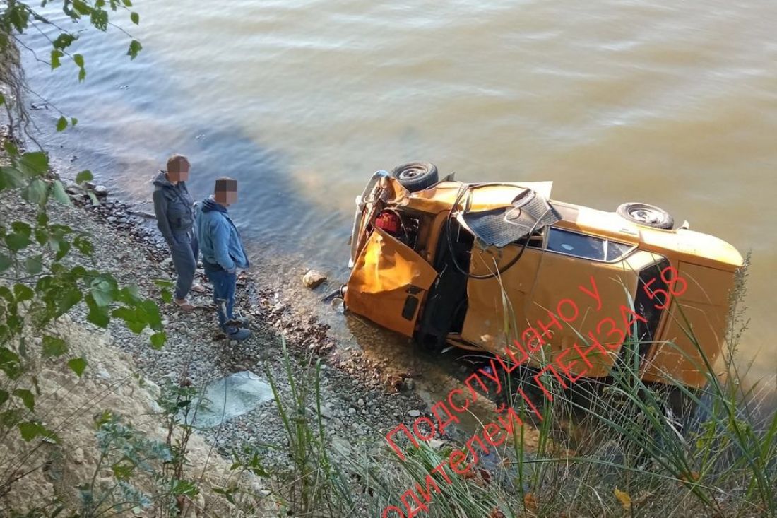 Автомобиль упал с обрыва в Сурское водохранилище под Пензой