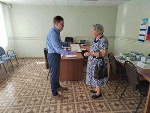 В Пензе матери участника спецоперации вручили почетную грамоту
