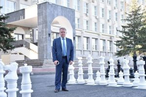 Басенко успокоил пензенцев, волнующихся за сохранность шахмат у мэрии