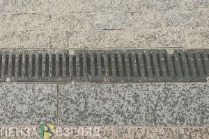 На Московской улице в Пензе сильный дождь выявил забитость ливневой канализации
