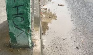 В Пензе больше месяца из-под столба на улице Лермонтова льется вода