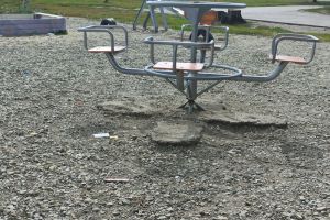 Единственная детская площадка в пензенском поселке пугает взрослых