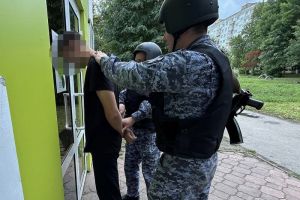 Пензенские росгвардейцы задержали мужчину, разбившего дверь в баре