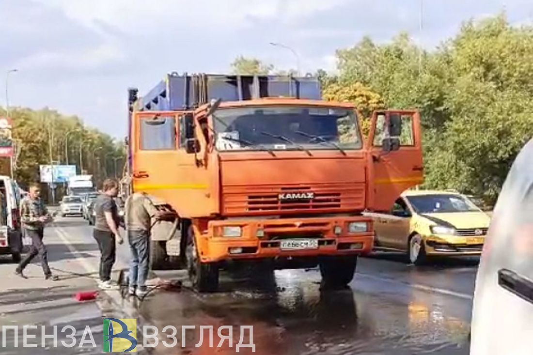 На Окружной улице в Пензе загорелся мусоровоз