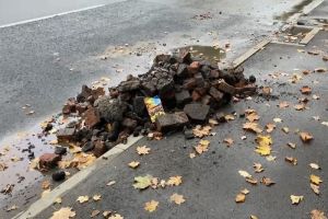 Кучу битого кирпича привезли к месту протечки на улице Лермонтова в Пензе