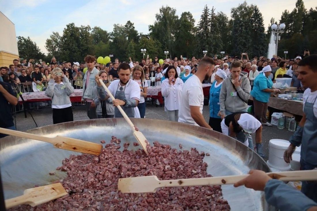 Рекорд Заречного по жарке картофеля с индейкой стал мировым