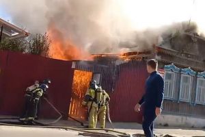 Пожарные тушили вспыхнувший деревянный дом в Пензенской области