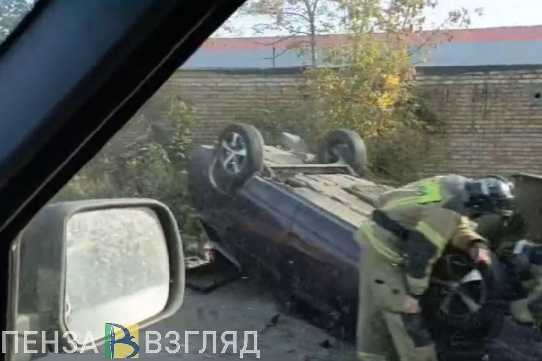 Спасатели прибыли на улицу Строителей в Пензе, где перевернулась машина