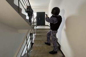 В Пензе росгвардейцы задержали молодого парня, избившего мужчину в подъезде