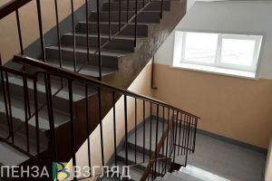 Студентку пензенского колледжа столкнули с лестницы: девушка погибла