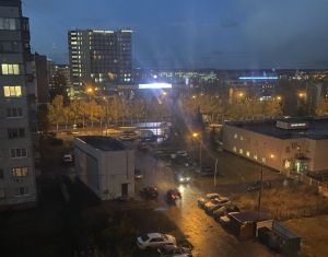 Жительница Арбекова пожаловалась на слишком яркую вывеску