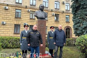 В Пензе открыли бюст Бориса Зубкова