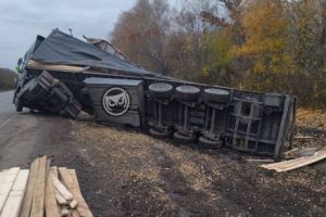 В Пензенской области развалился большегруз со стройматериалами