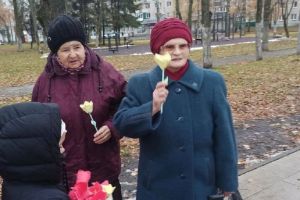 В Пензе школьники поздравили дедушек и бабушек с праздником