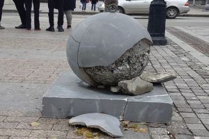 Пензячка пожаловалась на состояние антивандальных шаров на Московской