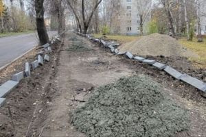В Пензе на улице Толстого идет ремонт тротуара