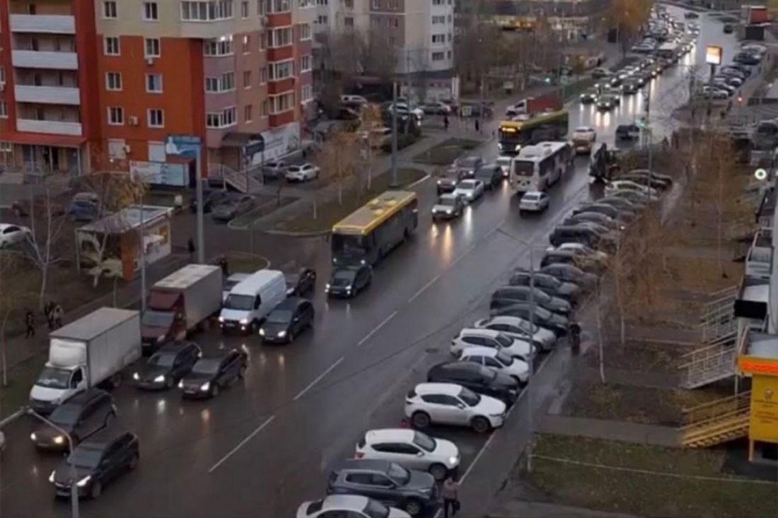 В Засечном образовалась серьезная пробка из-за перекрытия в Терновке