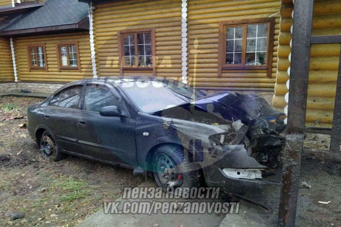 Опубликован момент ДТП в Заречном, где водитель влетел в храм