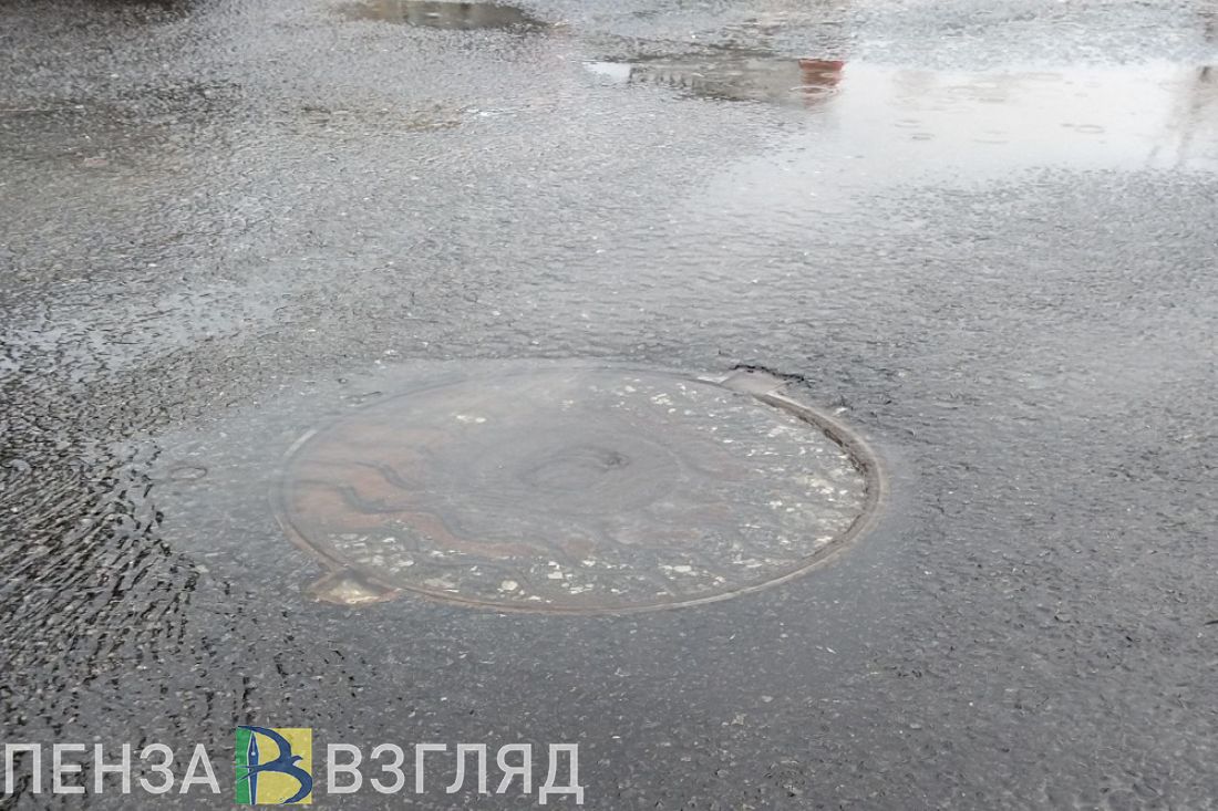 Жители Пензы жалуются на постоянную утечку воды в центре города