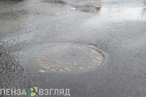 Жители Пензы жалуются на постоянную утечку воды в центре города