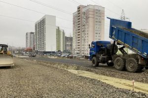 Рядом с развязкой на 624 км трассы «Урал» продолжают возводить пешеходный переход
