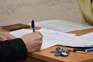 В Пензе 18 детям-сиротам выдали ключи от квартир