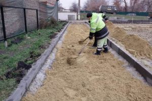 В Пензе начали обустраивать парковку на  набережной реки Суры