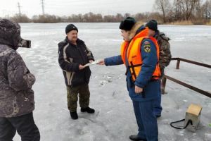 Пензенским любителям зимней рыбалки в МЧС дали совет насчет лунок