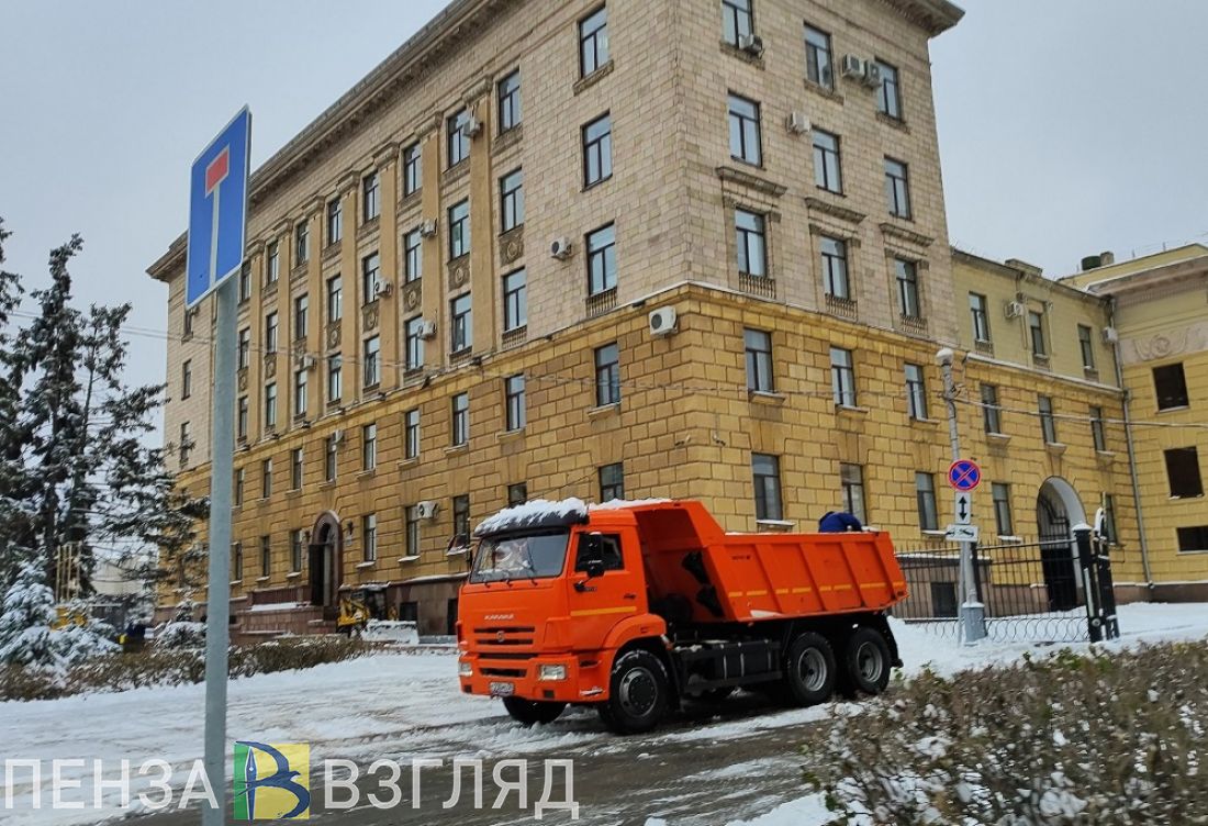 В Пензе по плитке на улице Московской продолжают ездить КамАЗы