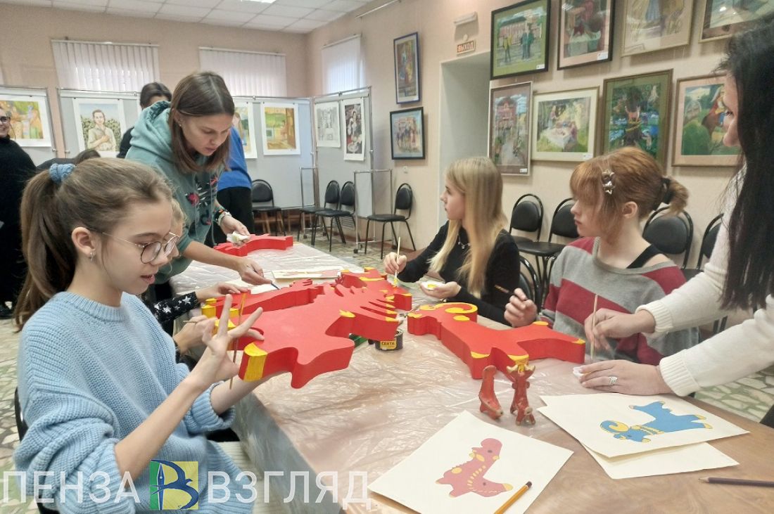 Художницы создают для главной елки Пензы украшения в стиле абашевской  игрушки