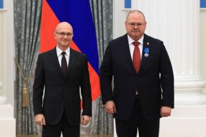 Сергей Кириенко наградил губернатора Олега Мельниченко орденом Почета