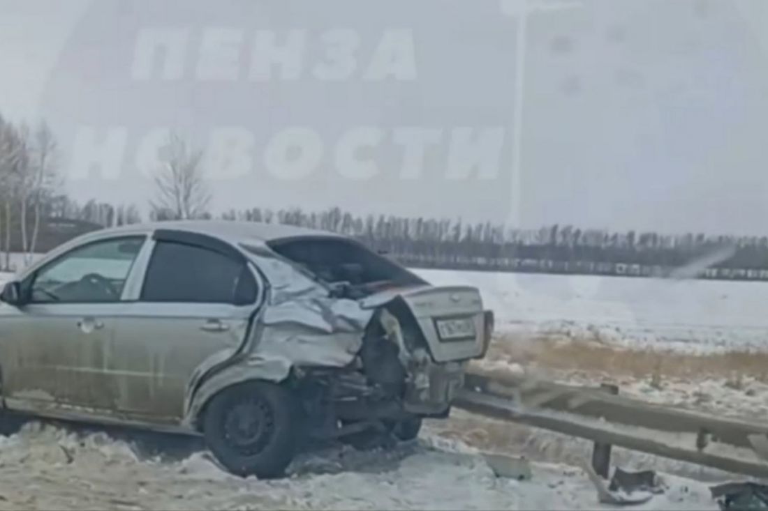 В Пензенской области из-за ДТП с большегрузом легковушка отлетела к обочине