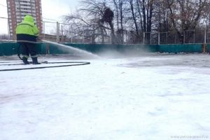 На трех улицах Пензы начали заливать хоккейные площадки