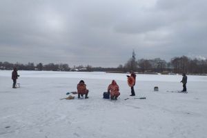 Названа толщина льда на водоеме, где рыбачат пензенцы