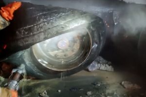 Под Пензой на трассе М-5 у грузовика загорелось колесо