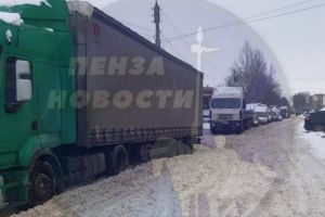 На улице Байдукова в Пензе образовалась пробка из-за «каши» на дороге