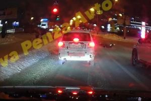 Пензенский автомобилист сообщил о подростках, лежащих посреди проезжей части