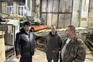 Ришат Алтынбаев посетил деревообрабатывающий комбинат в Никольске