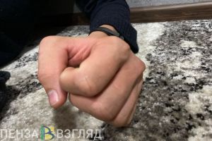 В Пензе мужчина схватил женщину за волосы и угрожал убить ножом